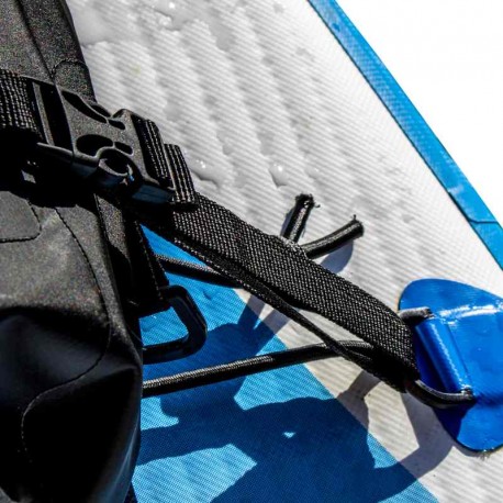 Sac étanche Deck Bag attaché sur le pont d'une planche de Stand Up Paddle