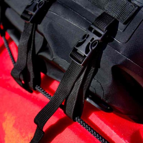 Sac étanche Deck Bag attaché sur le pont d'un kayak