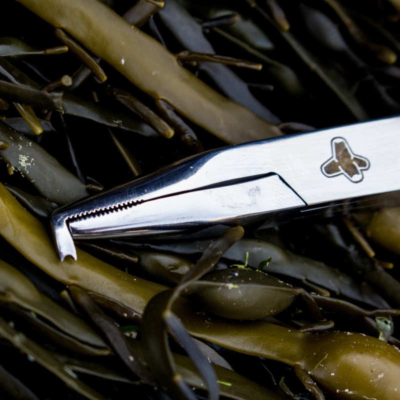 Kingfisher – Pince Hémostatique Courbée Pour Pêche à La Mouche – Enlève Les Hameçons Facilement – Design Ergonomique
