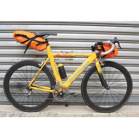 Bikepacking set composed of saddle and handlebar bags