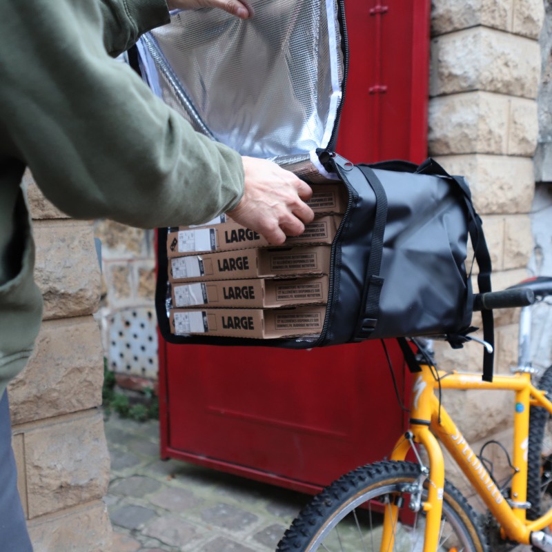 Jeune Homme Avec Un Sac à Dos Pour La Livraison De Nourriture Et Un Casque  De Protection De Vélo. Travail à Domicile, Balade à Vélo, Livraison De  Pizza