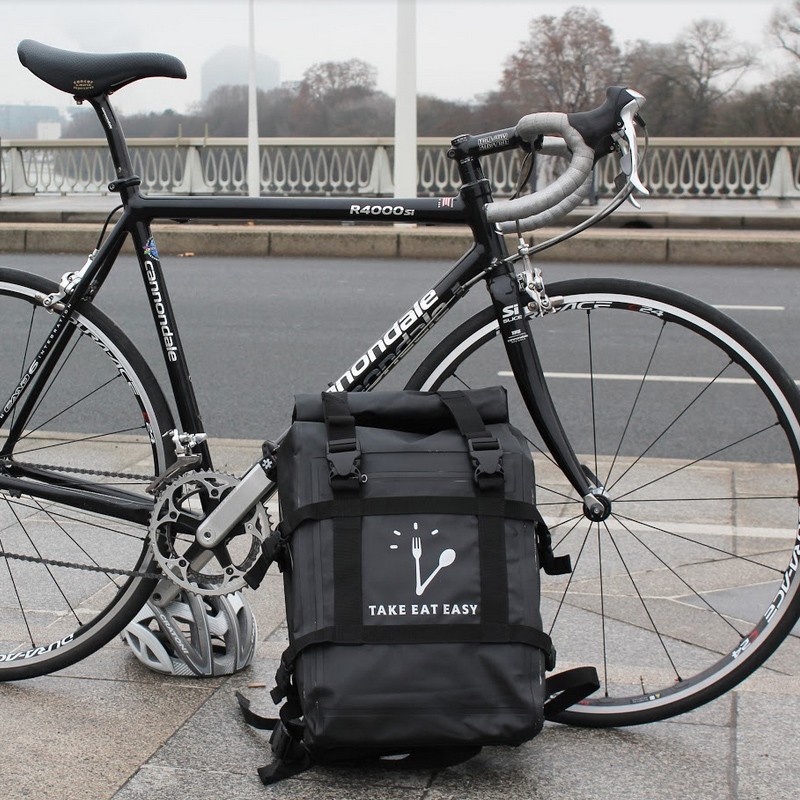 Jeune Homme Avec Un Sac à Dos Pour La Livraison De Nourriture Et Un Casque  De Protection De Vélo. Travail à Domicile, Balade à Vélo, Livraison De  Pizza